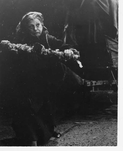 Irene Dailey as Mother Courage., Photo appears to be cropped copy of 24.03.1969.0228.0087.