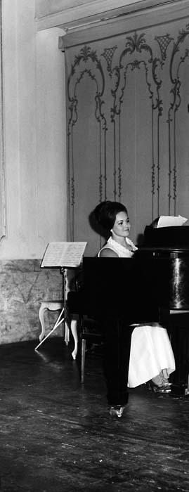 Student and pianist Margo Garrett, performing in Accademia Musicale Chigiana